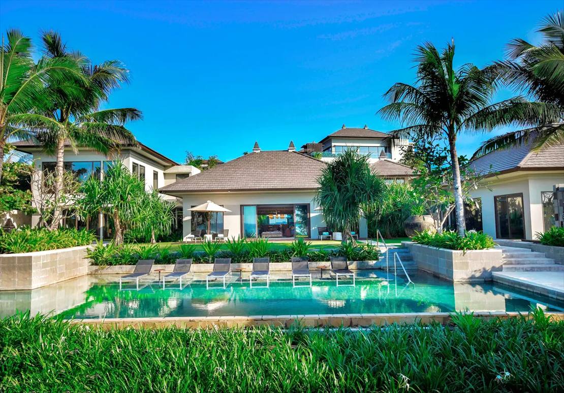 　フォトウェディング・プランには、ウェディング・フォトグラファーによるデイタイム撮影90分100枚データ納品、ザ・リッツカールトン・バリのリゾート内撮影許可代金、日本人アーティストによるヘアメイク、日本人ウェディング・コーディネーターの撮影同行が料金に含まれております。